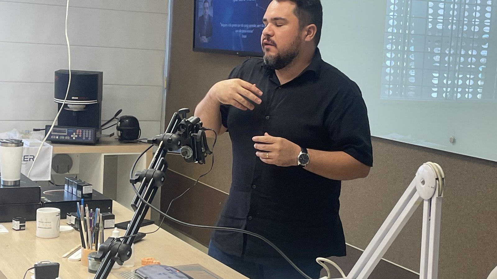 Instrutor apresentando técnica de cerâmica em aula presencial