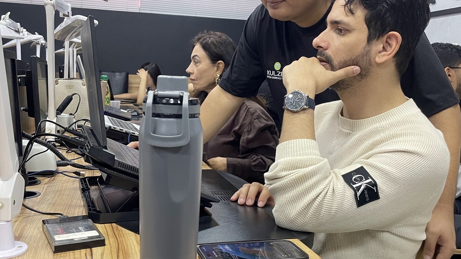 Mentor com aluno na bancada Kulzer durante prática