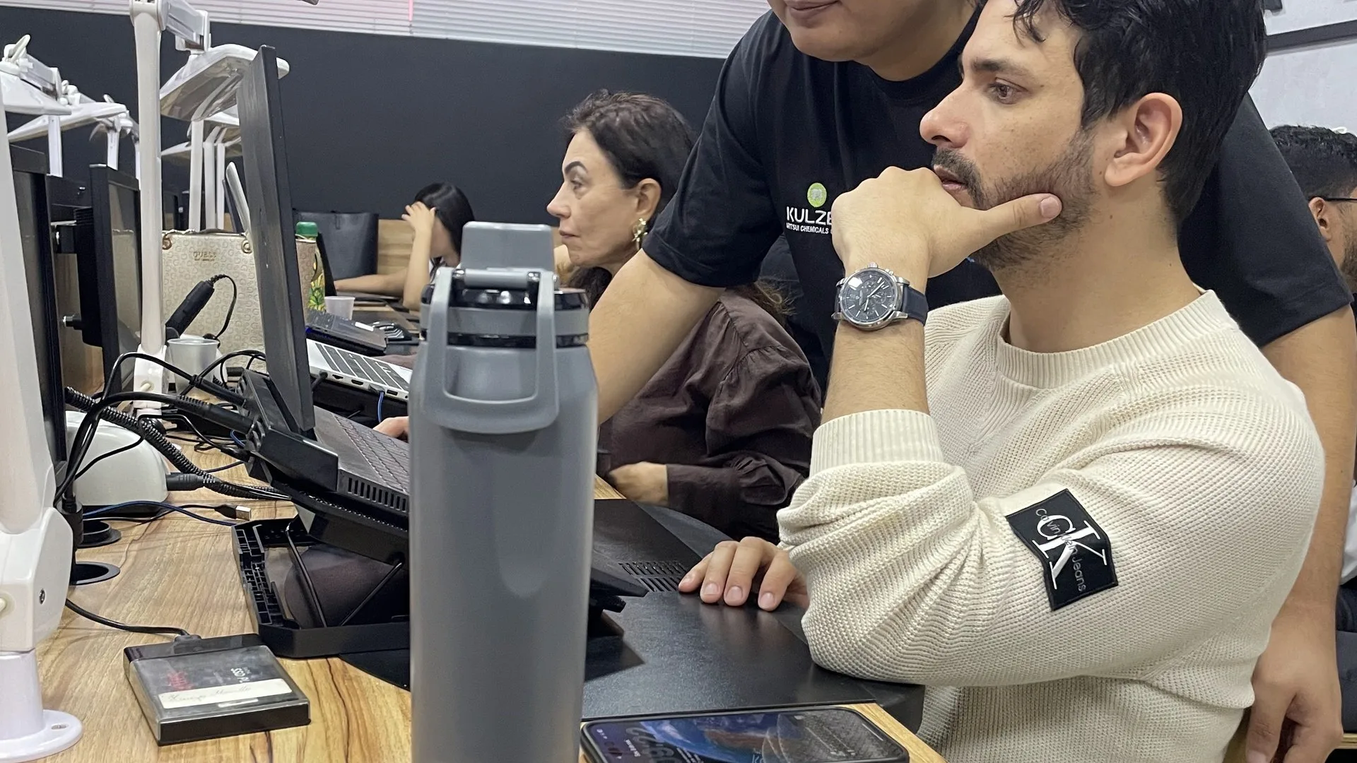 Mentor com aluno na bancada Kulzer durante prática