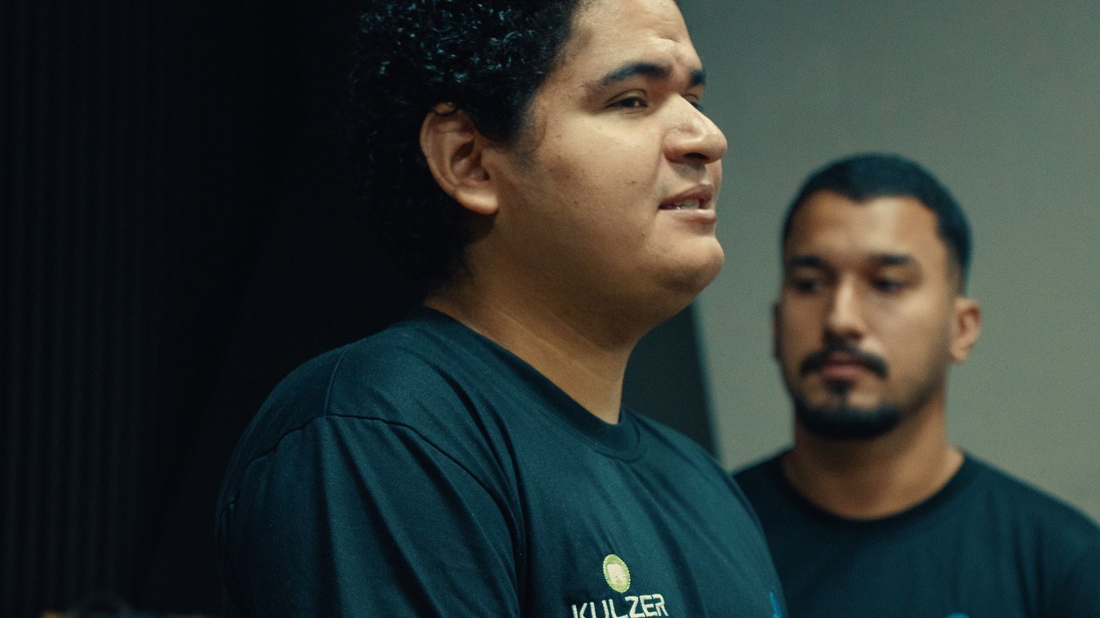 Mentor em conversa com alunos no Instituto Protética Dente