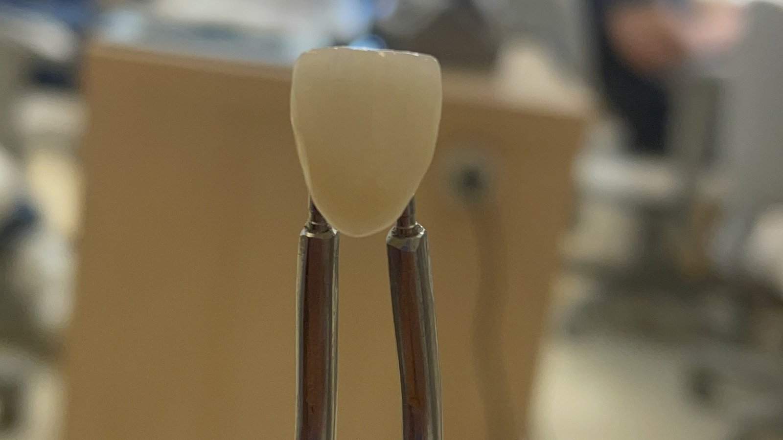 Peça em pinça com ambiente da turma ao fundo