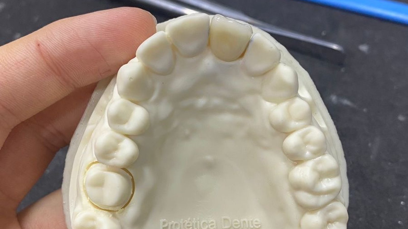 Peça em pinça com close de detalhes técnicos