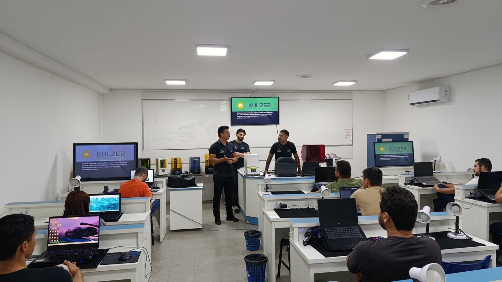 Sala Kulzer do Instituto Protética Dente com bancadas equipadas
