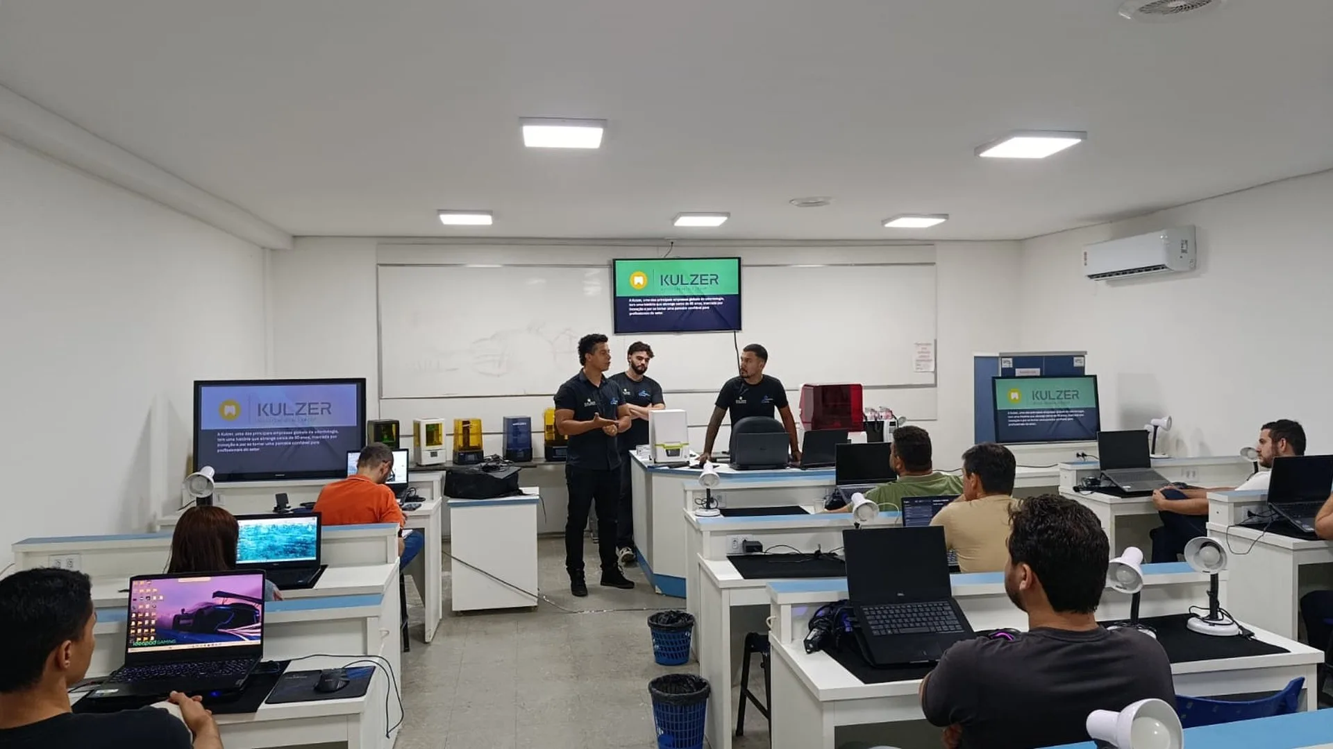 Sala Kulzer do Instituto com bancadas equipadas e instrutores em ação