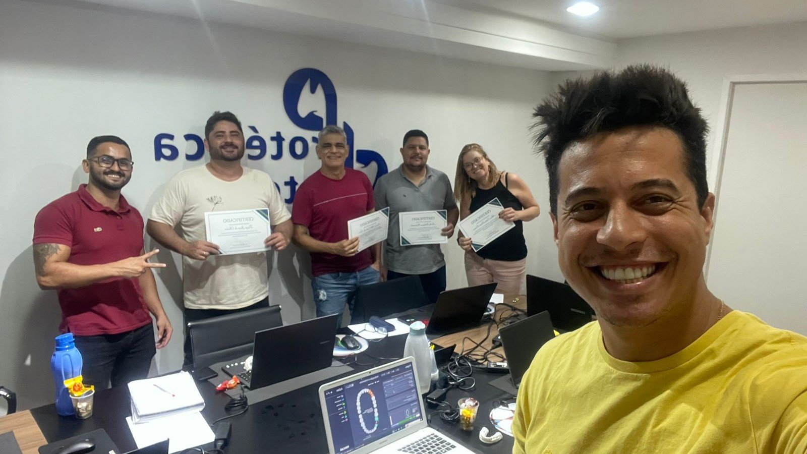 Selfie do mentor George Humberto com a turma após entrega de certificados