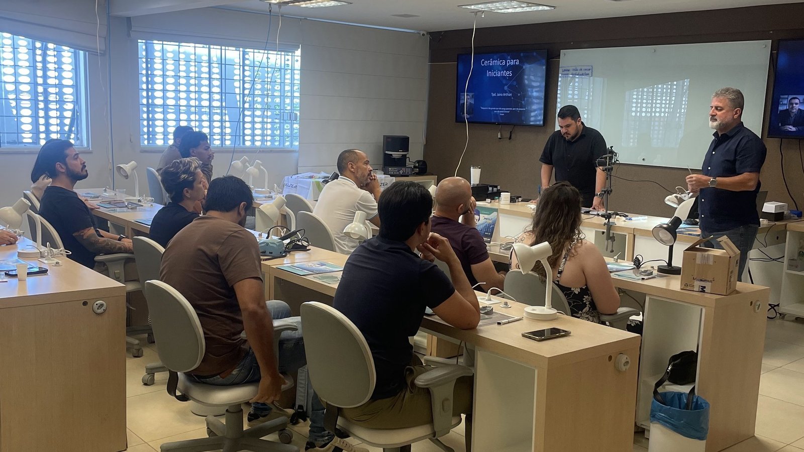Turma de cerâmica do Instituto Protética Dente em aula prática