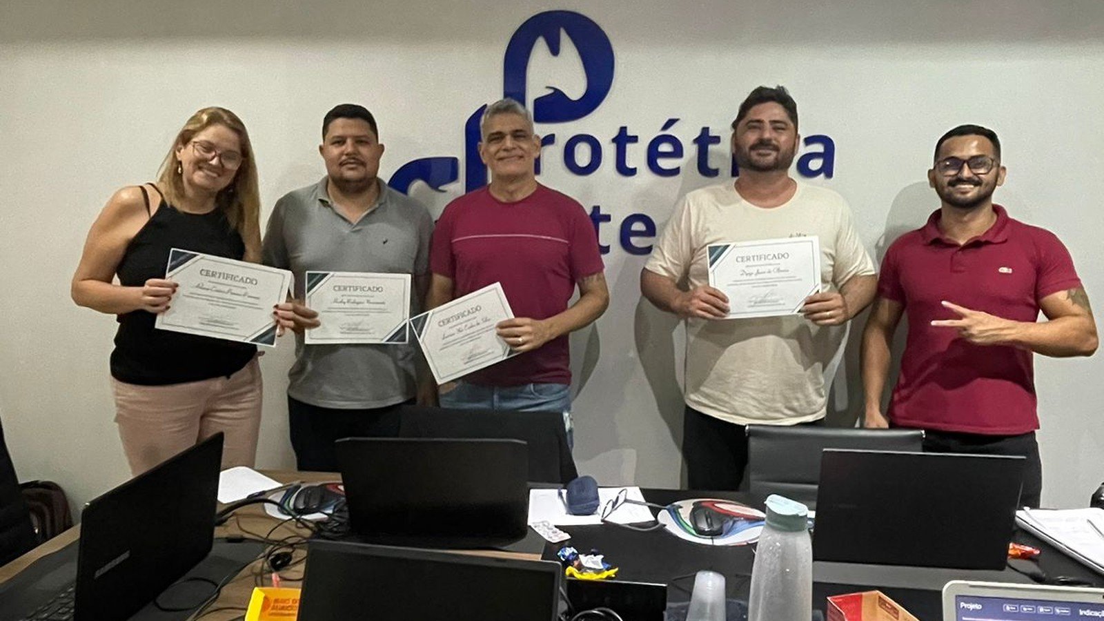 Turma do Instituto Protética Dente recebendo certificados em sala