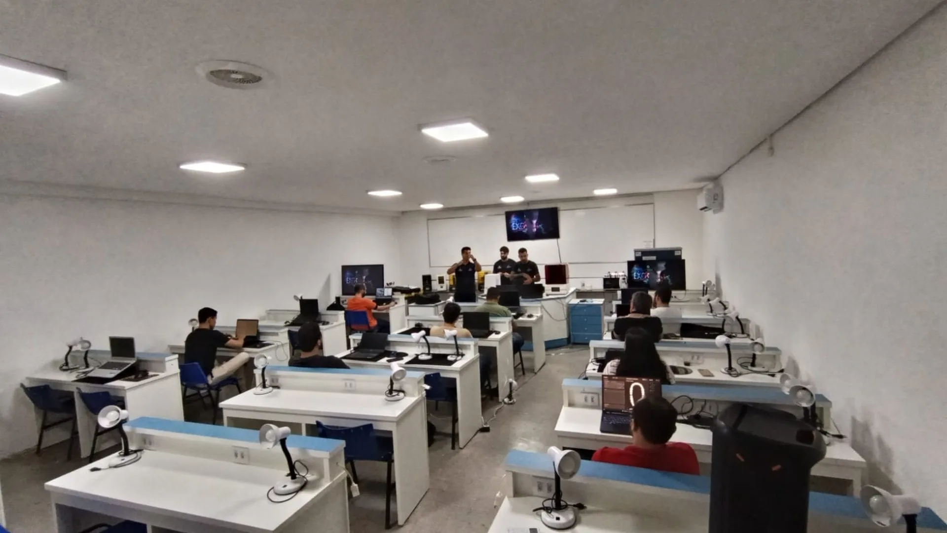 Sala técnica com bancadas equipadas e estações de trabalho do laboratório