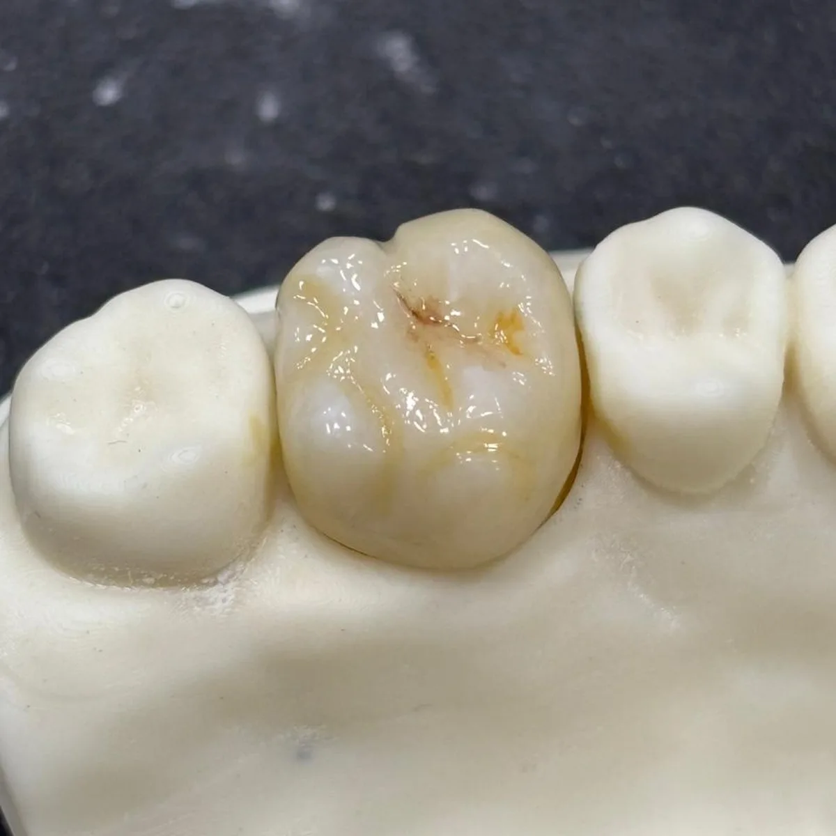 Peça posterior caracterizada em cerâmica