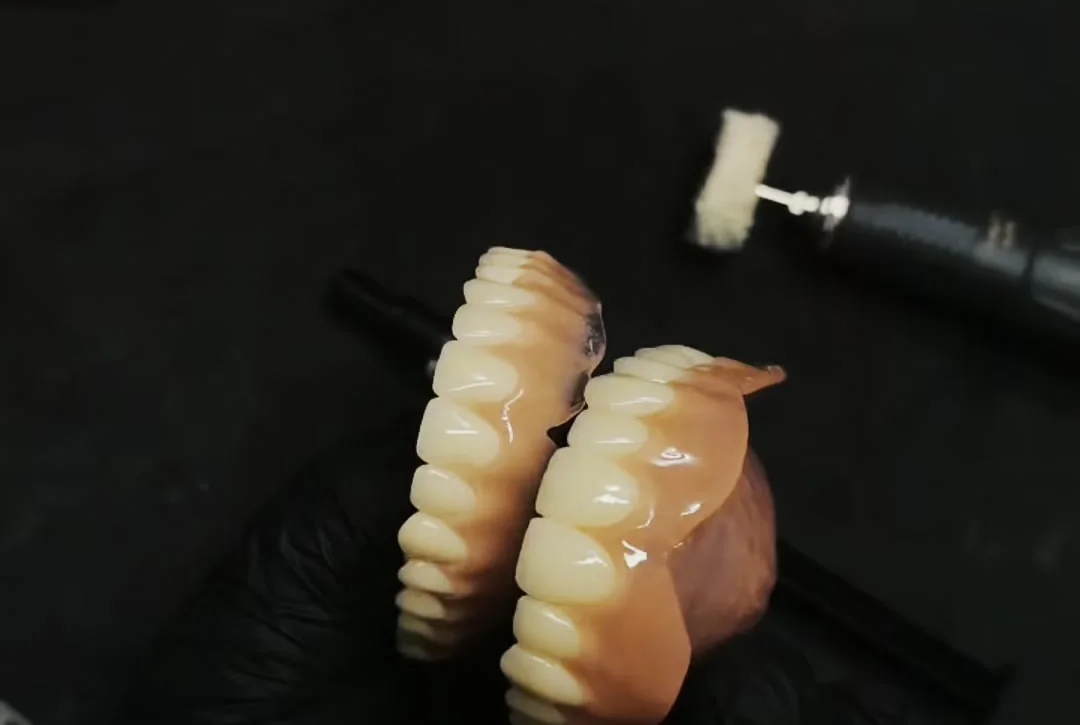 Duas próteses totais impressas na bancada do laboratório, na etapa de acabamento